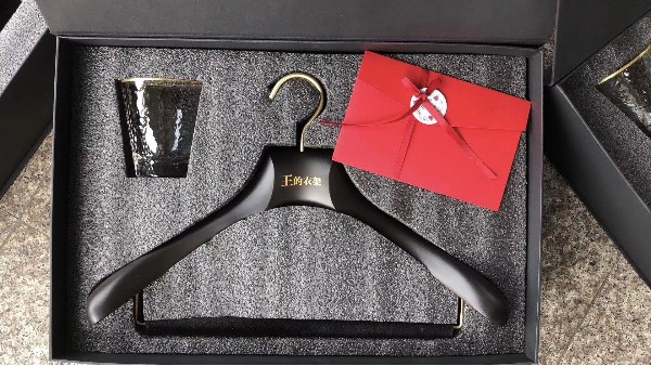 衣架有哪些品牌？眾里還是尋他【華恩衣架】