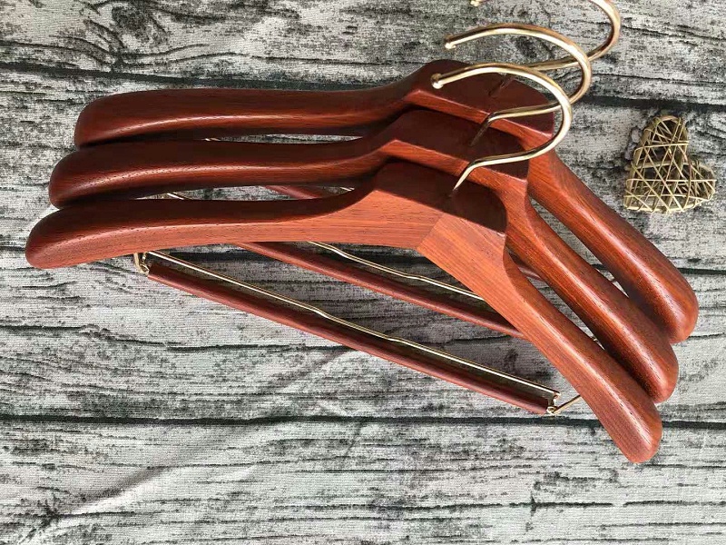 實(shí)木衣架怎么裝配五金配件