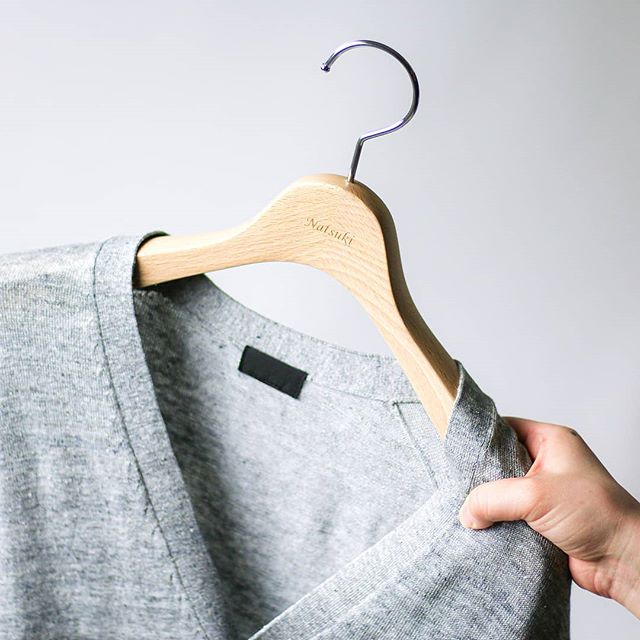 怎么用衣架掛一套衣服