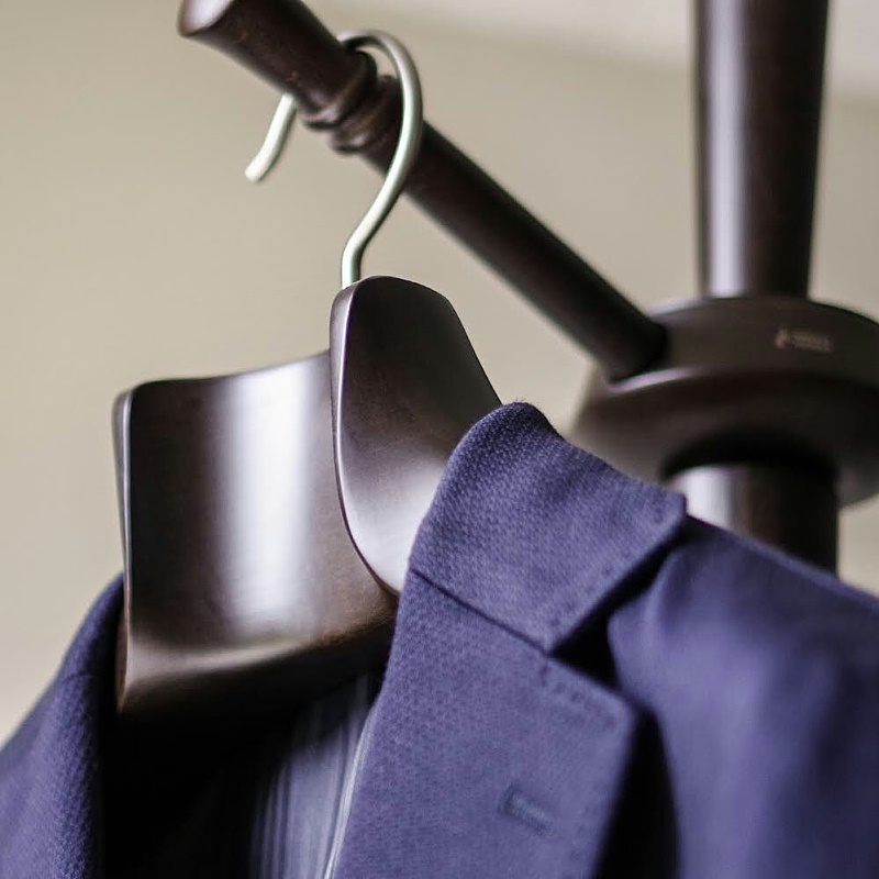 怎么用衣架掛一套衣服