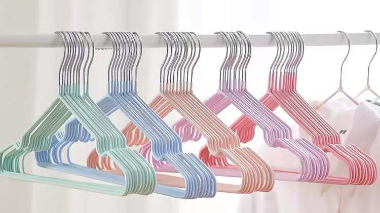 浸塑衣架好用嗎？來看看優(yōu)缺點(diǎn)！——華恩