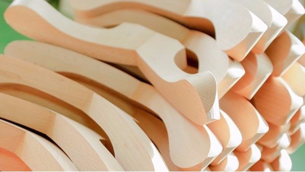 實(shí)木衣架制作過程