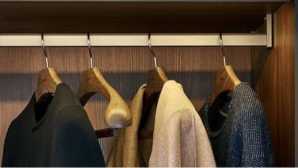 荷木衣架和櫸木衣架的區(qū)別，別再糾結(jié)買哪個(gè)！—華恩衣架