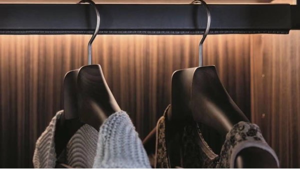 家用實(shí)木衣架買(mǎi)什么牌子好