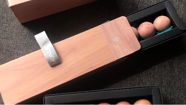 增加品牌記憶點(diǎn)的小禮物，高檔又實(shí)用的紅雪松木球！——華恩