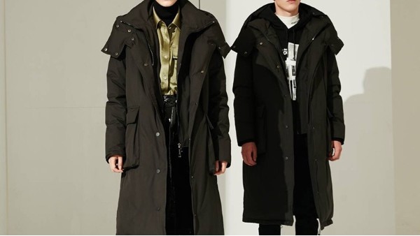 男士長(zhǎng)款羽絨服用什么衣架