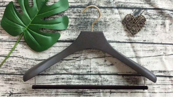 實(shí)木衣架味道大？教你怎么判斷實(shí)木衣架好壞【華恩】