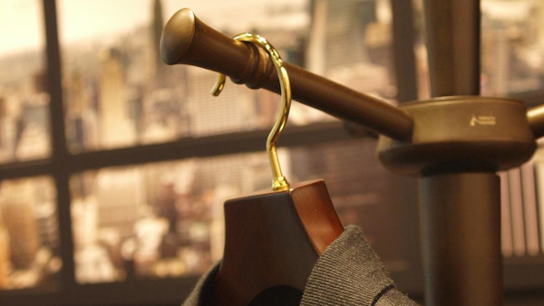 深咖啡色歐式實(shí)木衣架