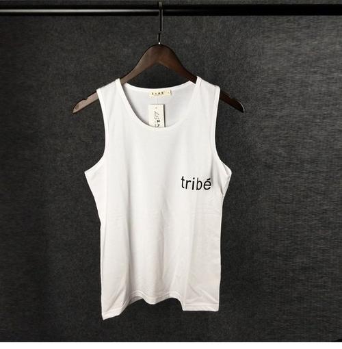 白衣服被木衣架染色，木衣架掛白衣服染黃