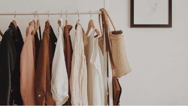 放在臥室的掛衣架