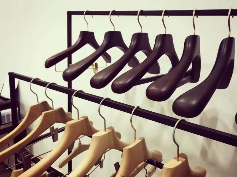 皮草實(shí)木衣架