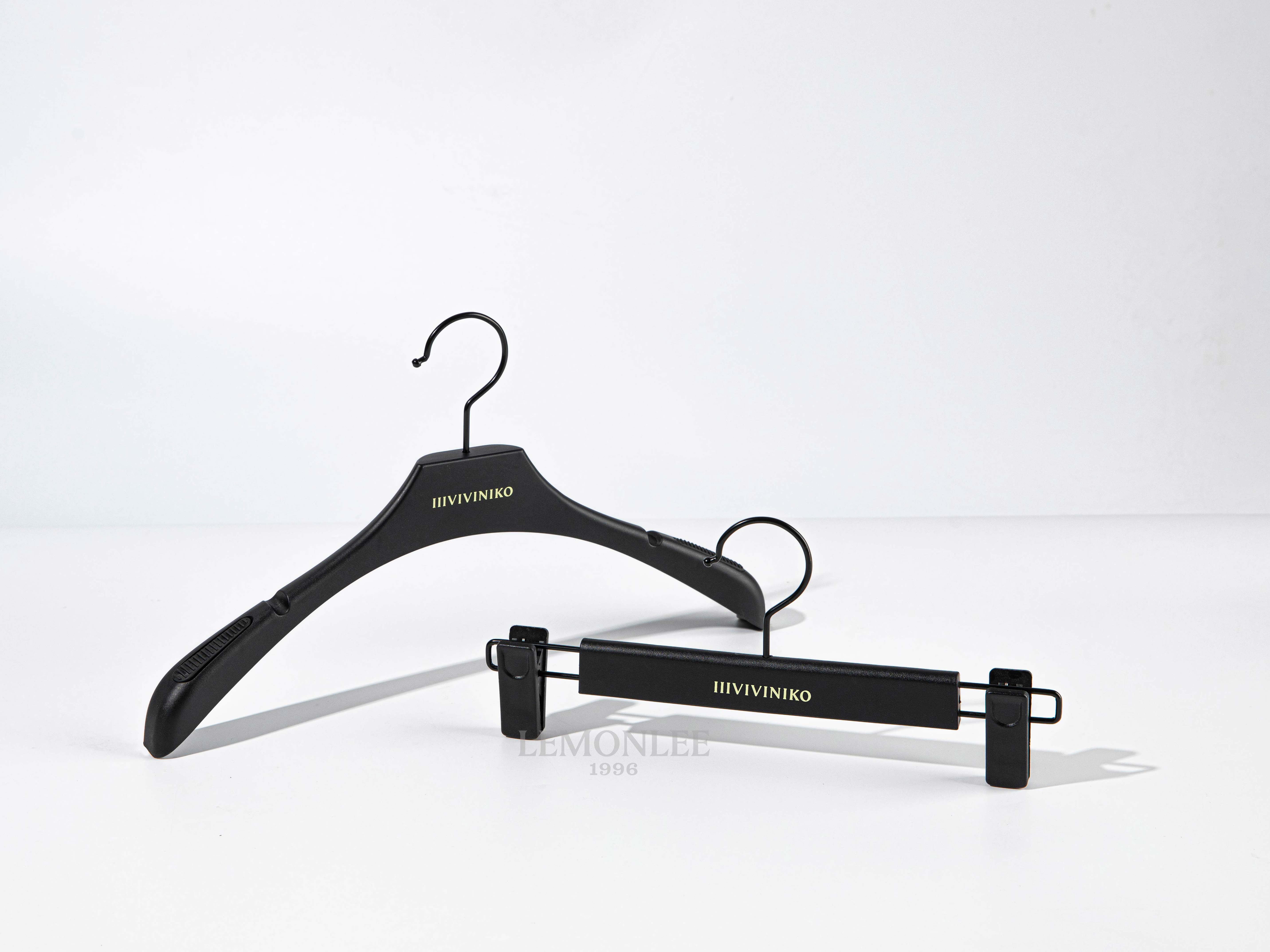 2023熱賣塑料衣架黑色