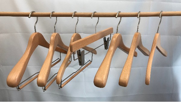 實木衣架廠家揭密廉價衣架是怎樣降低成本的