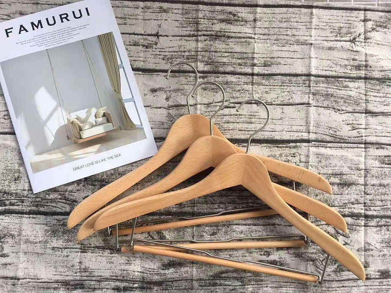 實(shí)木衣架與塑料衣架對(duì)比