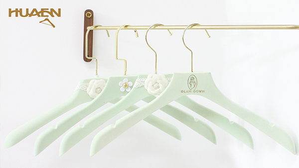 服裝塑料衣架有什么優(yōu)缺點(diǎn)？你真的了解嗎？——華恩