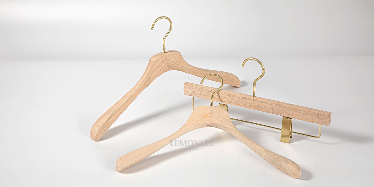 香樟木衣架：高端衣櫥的天然守護(hù)與優(yōu)雅之選