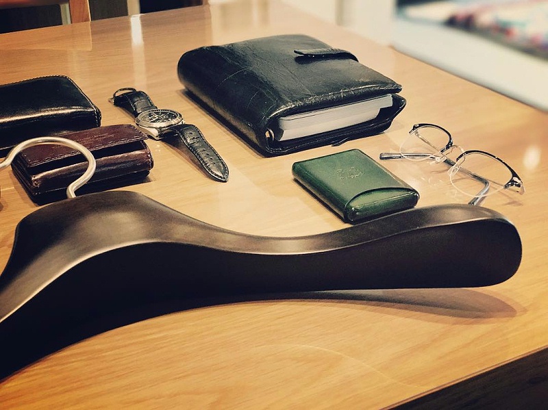 實(shí)木衣架本色好還是黑色好