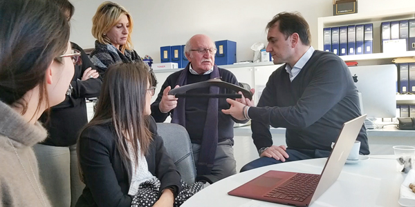 華恩為亞馬遜、京東、天貓等電商平臺供應(yīng)實木衣架，品質(zhì)優(yōu)實用性強(qiáng)