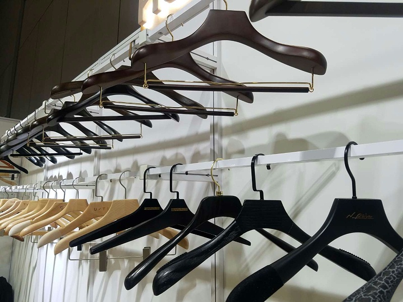 衣架是實木好還是鋼管好