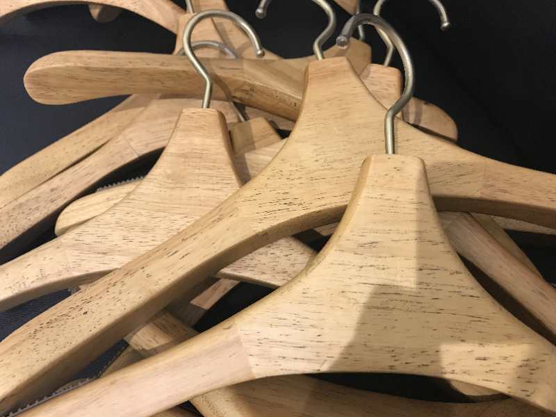 實(shí)木衣架不適用于晾曬濕衣服嗎？【華恩】