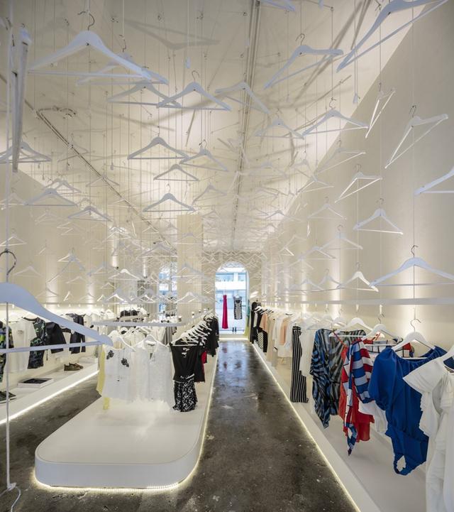 服裝店用木衣架還是塑料衣架好