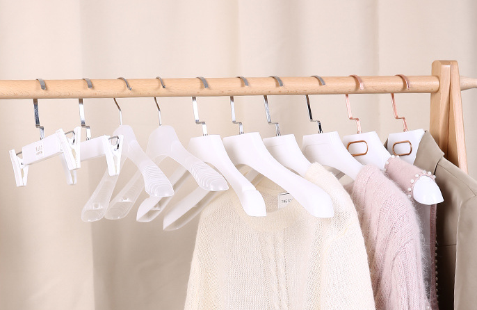 衣柜里用塑料衣架好還是實(shí)木衣架好