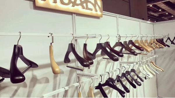 服裝店木頭衣架批發(fā)