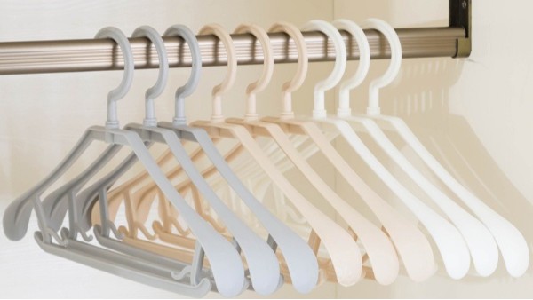 西裝實木衣架和塑料衣架哪個好