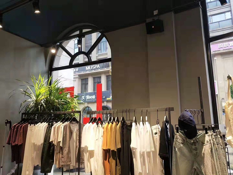 服裝店衣服掛哪里買？