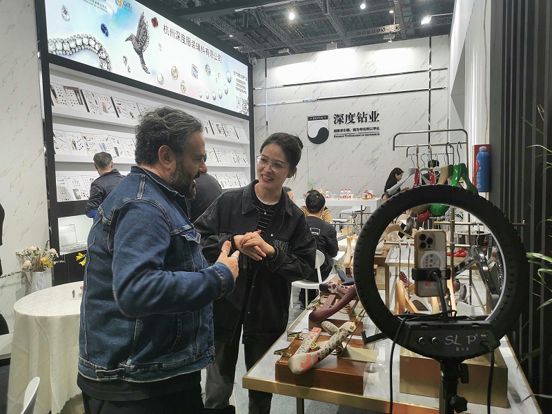 為意大利客戶介紹產(chǎn)品