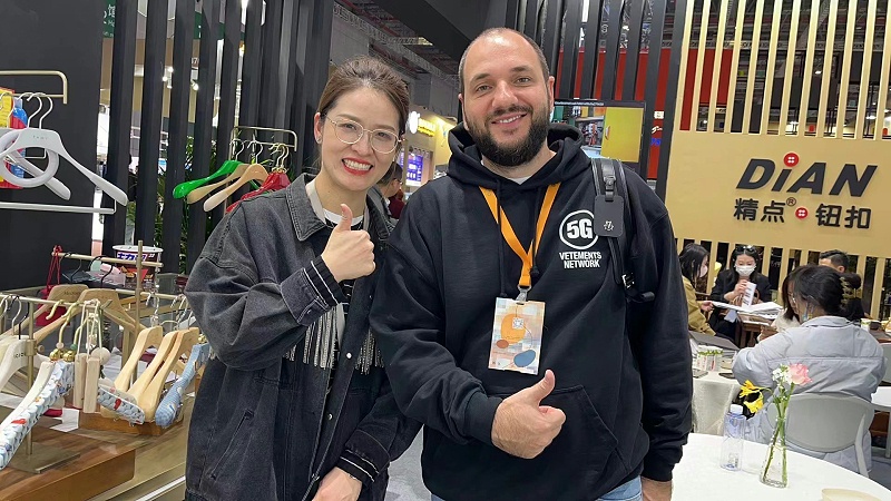 經(jīng)理與國外客戶合影