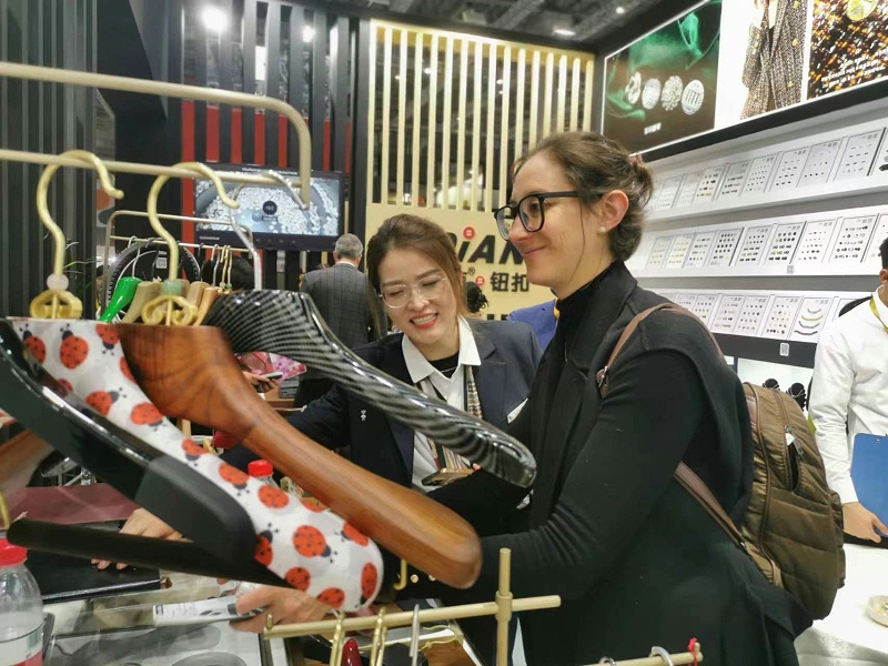 經(jīng)理正在為國外客戶介紹產(chǎn)品