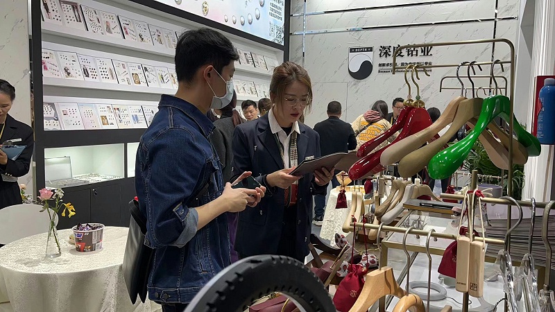 經(jīng)理正在為客戶介紹產(chǎn)品