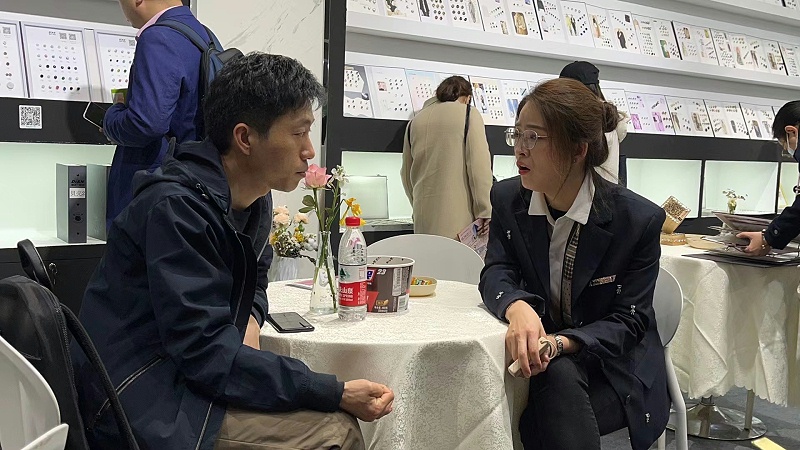 經(jīng)理正在與客戶洽談2