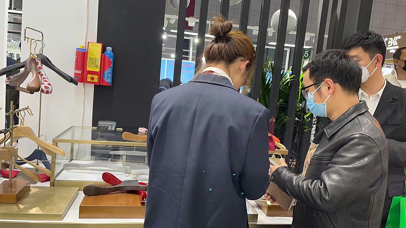 經(jīng)理正在為客戶介紹產(chǎn)品2