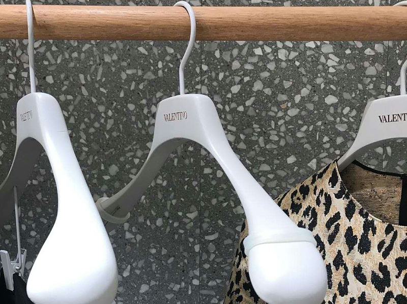 白色實(shí)木衣架