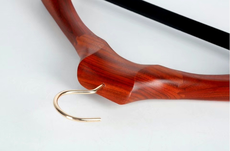 實(shí)木衣架和塑料衣架相比