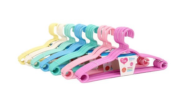 實(shí)木衣架塑料衣架。不對比不知道的秘密【華恩衣架】