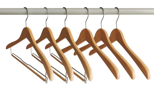 實木衣架的生產(chǎn)廠家揭秘低價衣架是如何節(jié)省成本的【華恩衣架】