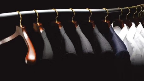 木衣架掛重衣服