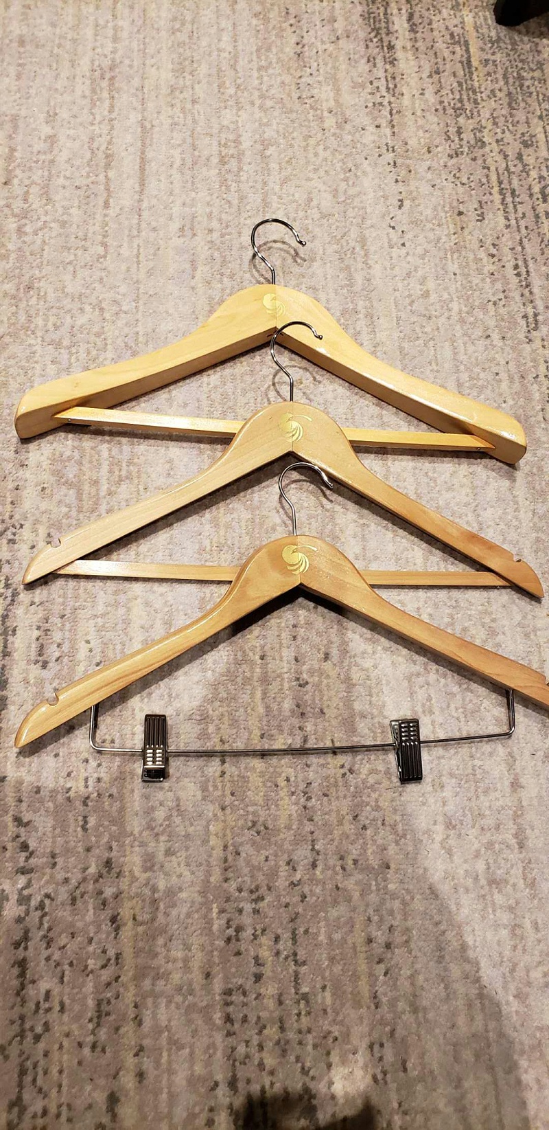 塑料 實木衣架，為什么實木衣架更好？【華恩】