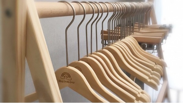 實(shí)木衣掛衣架批發(fā)廠家