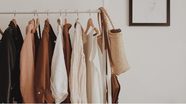 家用實(shí)木衣架