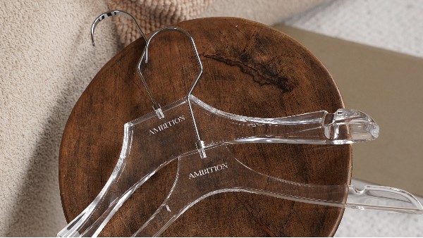 為什么這款亞克力衣架，能讓衣服瞬間充滿 ins 感？