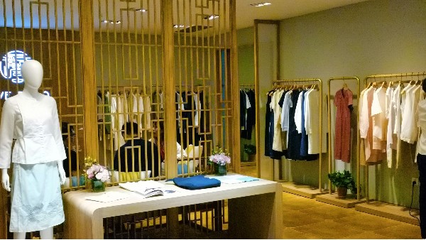 服裝店實(shí)木衣架批發(fā)