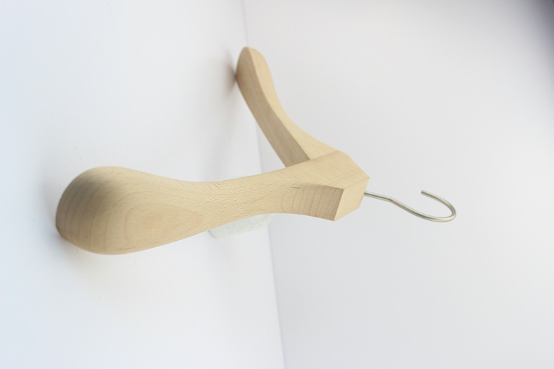 為什么選擇實(shí)木衣架，從這一步起讓家更溫馨【華恩】