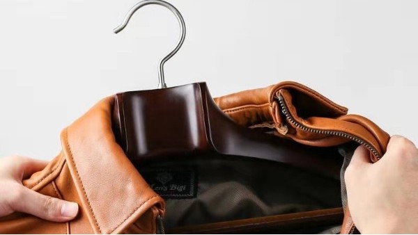 木衣架掛重衣服