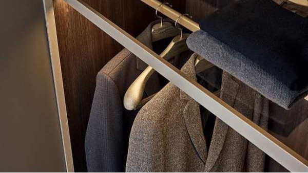 衣服肩膀長(zhǎng)怎么掛