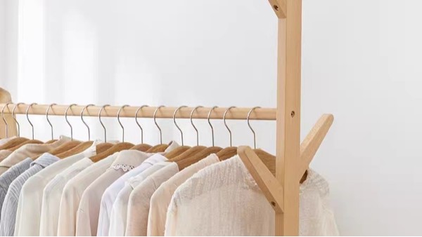 實(shí)木衣架和塑料衣架哪個(gè)好？