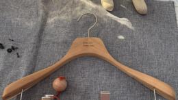 春夏實木衣架選購指南：從紅雪松到真絲包布的細(xì)節(jié)密碼